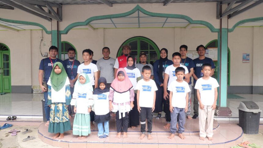 Relawan Program "Sobat Aksi BUMN 2025" bersama dengan 12 anak yatim dari Desa Banyuasin pada program "Sobat Aksi BUMN 2025" di Desa Banyuasin, Kecamatan Riau Silip, Kabupaten Bangka, Kepulauan Bangka Belitung yang berlangsung pada Sabtu (15/3/2025). Foto: Telkom Indonesia