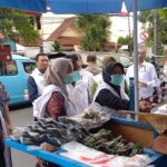 Kasudin Kesehatan Jakarta Timur, Herwin Meifendy bersama Tim pengawas gabungan saat mengambil sampel sejumlah makanan takjil di depan Pasar Perumnas Klender, Duren Sawit, pada Kamis (13/3/2025). Foto: Ist