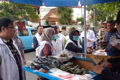 Kasudin Kesehatan Jakarta Timur, Herwin Meifendy bersama Tim pengawas gabungan saat mengambil sampel sejumlah makanan takjil di depan Pasar Perumnas Klender, Duren Sawit, pada Kamis (13/3/2025). Foto: Ist