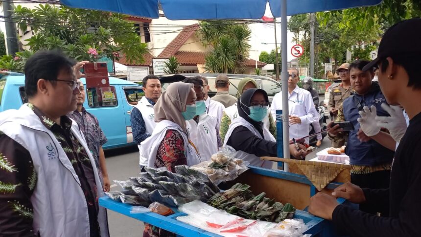 Kasudin Kesehatan Jakarta Timur, Herwin Meifendy bersama Tim pengawas gabungan saat mengambil sampel sejumlah makanan takjil di depan Pasar Perumnas Klender, Duren Sawit, pada Kamis (13/3/2025). Foto: Ist