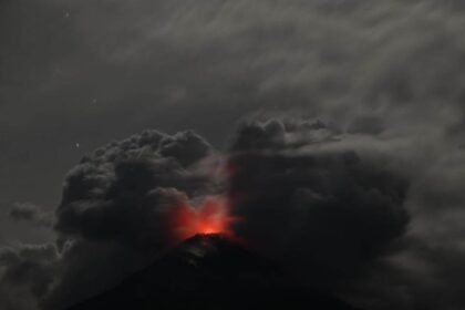 Kondisi letusan Gunung Api Lewotobi Laki-laki di Kabupaten FloresTimur, Nusa Tenggara Timur (NTT), pada Jumat (21/3/2025). Foto: BPBD Flores Timur