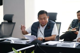 Direktur Utama Telkom Ririek Adriansyah saat menerima kunjungan dari Komisi VI DPR RI ke Hyperscale Data Center (HDC) Cikarang milik NeutraDC pada Kamis (6/3/2025). Foto: Telkom Indonesia