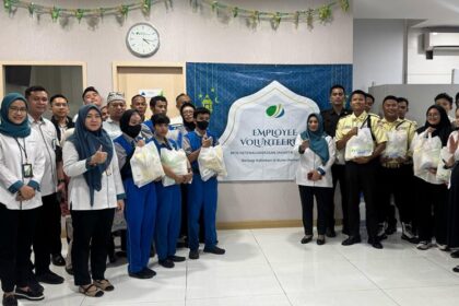 BPJS Ketenagakerjaan Kantor Cabang Jakarta Mangga Dua menggelar kegiatan Employee Volunteering dengan membagikan paket sembako kepada para pekerja di sekitar kawasan gedung Mangga Dua Mall, Jakarta. Foto: Ist