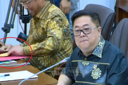 Viral Anggota Komisi VI DPR terima amplop saat rapat bareng Pertamina. Foto: TV Parlemen