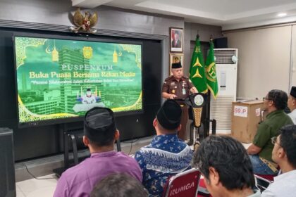 Kepala Pusat Penerangan Hukum (Kapuspenkum) Kejaksaan Agung, Harli Siregar dalam acara buka puasa bersama pengurus dan anggota Forum Wartawan Kejaksaan Agung (Forwaka) di Kejaksaan Agung, Jakarta. Foto: Yudha Krastawan/ipol.id