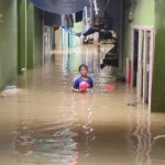 Kondisi permukiman Kebon Pala, Kelurahan Kampung Melayu, Kecamatan Jatinegara, Jakarta Timur, kerap dilanda banjir, pada Selasa (18/3/2025). Aktivitas warga menjadi terganggu. Foto: Ist