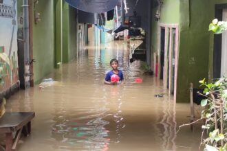 Kondisi permukiman Kebon Pala, Kelurahan Kampung Melayu, Kecamatan Jatinegara, Jakarta Timur, kerap dilanda banjir, pada Selasa (18/3/2025). Aktivitas warga menjadi terganggu. Foto: Ist