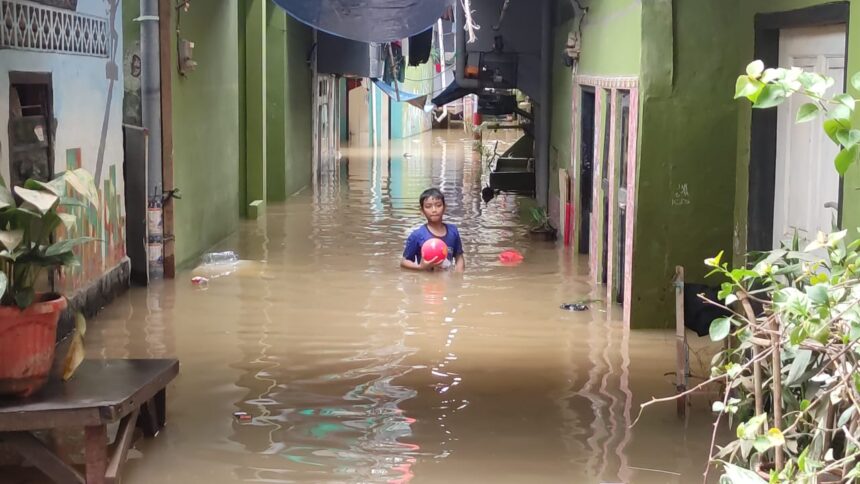 Kondisi permukiman Kebon Pala, Kelurahan Kampung Melayu, Kecamatan Jatinegara, Jakarta Timur, kerap dilanda banjir, pada Selasa (18/3/2025). Aktivitas warga menjadi terganggu. Foto: Ist