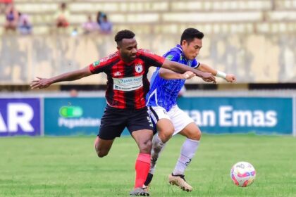 Duel antara pemain Persipura dan Persibo di Stadion Mandala, Jayapura, Jumat (28/2). (Instagram/persibo.bojonegoro)