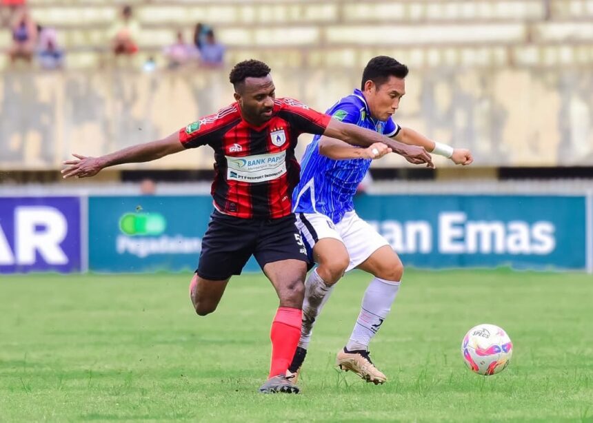 Duel antara pemain Persipura dan Persibo di Stadion Mandala, Jayapura, Jumat (28/2). (Instagram/persibo.bojonegoro)