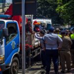 Puluhan personel gabungan dari Suku Dinas Perhubungan Jakarta Selatan dan TNI-Polri saat menertibkan parkir liar kendaraan di trotoar Jalan Senopati, Kebayoran Baru, Jakarta Selatan, pada Jumat (14/3/2025). Foto: Ist