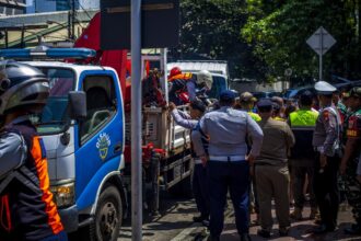 Puluhan personel gabungan dari Suku Dinas Perhubungan Jakarta Selatan dan TNI-Polri saat menertibkan parkir liar kendaraan di trotoar Jalan Senopati, Kebayoran Baru, Jakarta Selatan, pada Jumat (14/3/2025). Foto: Ist