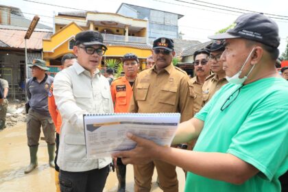 Wamendagri Bima Arya Sugiarto dan jajaran saat meninjau lokasi banjir di Desa Bojongkulur, Kecamatan Gunung Putri, Kabupaten Bogor, Jawa Barat, pada Selasa (11/3/2025). Foto: Ist