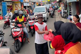 Ramadan 1446 Hijriah, Alfamart dan Alfagift didukung WINGS Group melalui produk-produk unggulannya menyalurkan sebanyak 54.000 paket berbuka puasa gratis di 36 titik kabupaten dan kota di Indonesia. Paket berbuka puasa gratis dibagikan satu bulan penuh mulai 1-30 Maret 2025 kepada kaum dhuafa. Foto: Ist