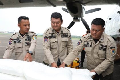Sejumlah petugas sedang mempersiapkan proses OMC.(Foto dok Pemprov)