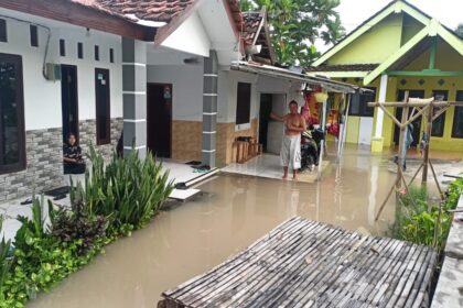 Kondisi permukiman warga Desa Brani, Kecamatan Maron, Kabupaten Probolinggo, Jawa Timur, pada Senin (10/3/2025), dilanda banjir. Foto: Ist