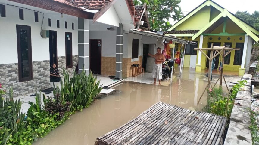 Kondisi permukiman warga Desa Brani, Kecamatan Maron, Kabupaten Probolinggo, Jawa Timur, pada Senin (10/3/2025), dilanda banjir. Foto: Ist