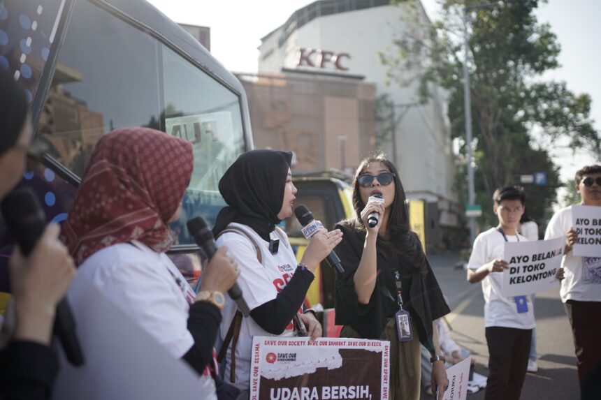 Sejumlah anggota perempuan Indonesian Youth Council for Tactical Changes (IYCTC) saat berkampanye menyoroti bagaimana industri rokok masih menjadi ancaman besar bagi kesehatan, ekonomi, dan kesejahteraan perempuan di Indonesia, pada Senin (10/3/2025). Foto: Ist