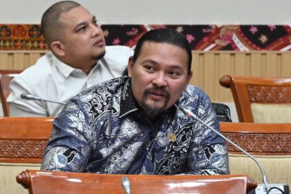 Anggota Komisi III DPR RI Martin D. Tumberlaka, saat Rapat Dengar Pendapat dengan Kapolda Sulut dan Rapat Dengar Pendapat Umum dengan Koordinator Jaringan Advokasi Tambang (Jatam) dan Inisiator Save Sangihe Island (SSI), di Gedung Nusantara I, DPR RI, Senayan, Jakarta, Rabu (12/3/2025). Foto: Dep/vel