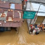 Kondisi banjir masih belum surut di Gang Masjid Jami' Nurul Hilal Jalan Raya Kalibata, RT 002 RW 07, Kelurahan Rawajati, Kecamatan Pancoran, Jakarta Selatan, pada Selasa (4/3/2025) sore. Warga setempat mulai kedinginan dan membutuhkan bantuan. Foto: Joesvicar Iqbal/ipol.id