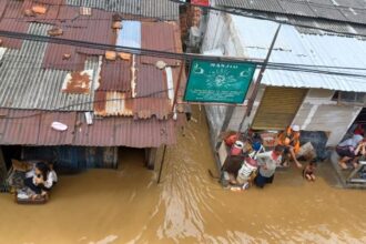 Kondisi banjir masih belum surut di Gang Masjid Jami' Nurul Hilal Jalan Raya Kalibata, RT 002 RW 07, Kelurahan Rawajati, Kecamatan Pancoran, Jakarta Selatan, pada Selasa (4/3/2025) sore. Warga setempat mulai kedinginan dan membutuhkan bantuan. Foto: Joesvicar Iqbal/ipol.id