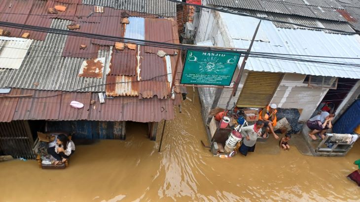 Kondisi banjir masih belum surut di Gang Masjid Jami' Nurul Hilal Jalan Raya Kalibata, RT 002 RW 07, Kelurahan Rawajati, Kecamatan Pancoran, Jakarta Selatan, pada Selasa (4/3/2025) sore. Warga setempat mulai kedinginan dan membutuhkan bantuan. Foto: Joesvicar Iqbal/ipol.id