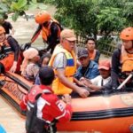 Sejumlah personel BPBD Kabupaten Karawang melakukan evakuasi warga masyarakat terdampak banjir, pada Selasa (4/3/2025). Foto: BPBD Kabupaten Karawang