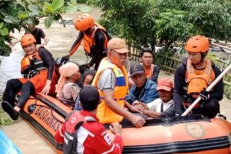 Sejumlah personel BPBD Kabupaten Karawang melakukan evakuasi warga masyarakat terdampak banjir, pada Selasa (4/3/2025). Foto: BPBD Kabupaten Karawang