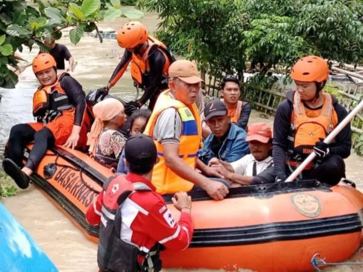 Sejumlah personel BPBD Kabupaten Karawang melakukan evakuasi warga masyarakat terdampak banjir, pada Selasa (4/3/2025). Foto: BPBD Kabupaten Karawang