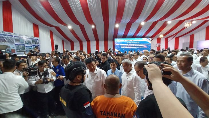 Menteri Koordinator Bidang Politik dan Keamanan (Menko Polkam), Jenderal Pol (Purn) Budi Gunawan didampingi Kepala Badan Narkotika Nasional (BNN) Komjen Pol Marthinus Hukom dan Deputi Pemberantasan BNN RI, Irjen I Wayan Sugiri saat mengecek barang bukti Hasil Penindakan Desk Pemberantasan Narkoba, dan Live Penggeledahan Serentak Badan Narkotika Nasional Republik Indonesia di Kantor BNN RI, Jakarta, Senin (3/3/2025). Foto: Joesvicar Iqbal/ipol.id