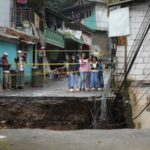 Sejumlah warga beraktivitas di dekat lokasi jembatan yang ambles dampak banjir bandang di Desa Tugu Selatan, Kecamatan Cisarua, Kabupaten Bogor, Jawa Barat, pada Selasa (4/3/2025). Foto: Ist