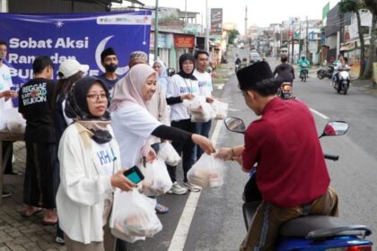Relawan Sobat Aksi Ramadan BUMN 2025 saat melaksanakan pembagian bantuan sembako kepada warga sekitar pada acara Sobat Aksi Ramadan BUMN 2025 di Desa Karangploso Malang, Selasa (18/3/2025). Foto: Telkom Indonesia