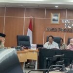 Politisi Nasdem, M Idris saat memimpin rapat Komisi di gedung DPRD DKI Jakarta.(foto Sofian/ipol.id)