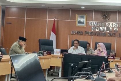 Politisi Nasdem, M Idris saat memimpin rapat Komisi di gedung DPRD DKI Jakarta.(foto Sofian/ipol.id)