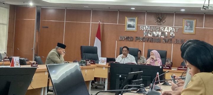 Politisi Nasdem, M Idris saat memimpin rapat Komisi di gedung DPRD DKI Jakarta.(foto Sofian/ipol.id)