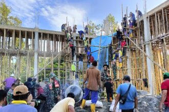 Personel Koramil 1412-05/Pakue bersama masyarakat bahu-membahu melaksanakan pengecoran plat atap Masjid Babus Salam. Foto: Dispenad