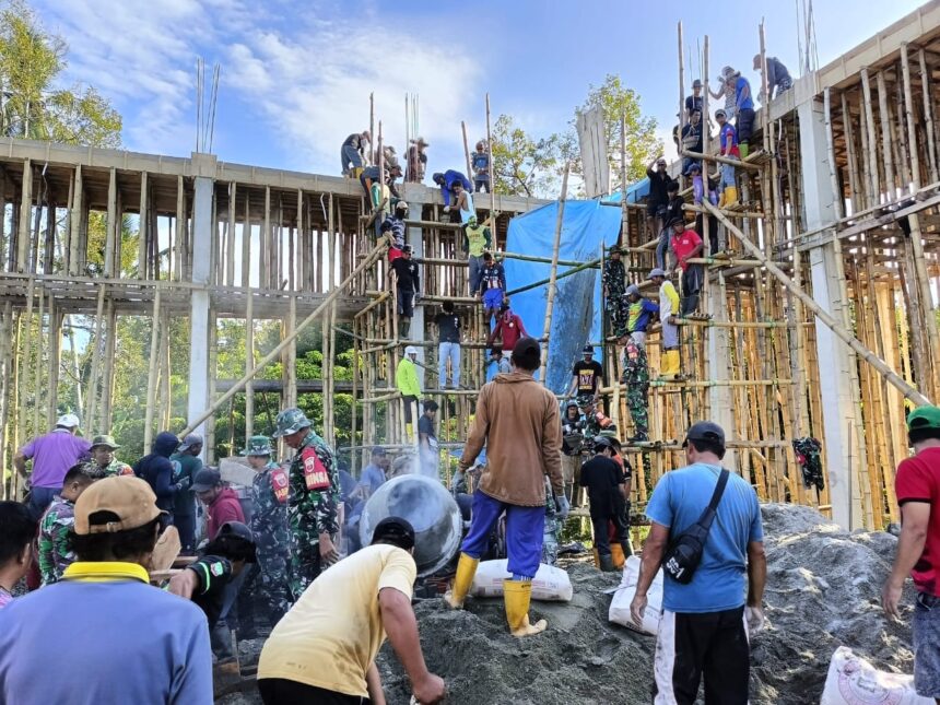 Personel Koramil 1412-05/Pakue bersama masyarakat bahu-membahu melaksanakan pengecoran plat atap Masjid Babus Salam. Foto: Dispenad