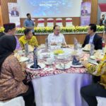 Tokoh Betawi juga Ketua Umum Bamus Betawi, Eki Pitung bersama Perdana Menteri Malaysia, Datuk Anwar Ibrahim dan tamu undangan lainnya dalam jamuan makan malam kegiatan Forum Malaysia Madani di Institut Kenegaraan Perdana Menteri Malaysia, Kuala Lumpur, pada Jumat (28/2/2025). Foto: Ist