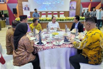 Tokoh Betawi juga Ketua Umum Bamus Betawi, Eki Pitung bersama Perdana Menteri Malaysia, Datuk Anwar Ibrahim dan tamu undangan lainnya dalam jamuan makan malam kegiatan Forum Malaysia Madani di Institut Kenegaraan Perdana Menteri Malaysia, Kuala Lumpur, pada Jumat (28/2/2025). Foto: Ist