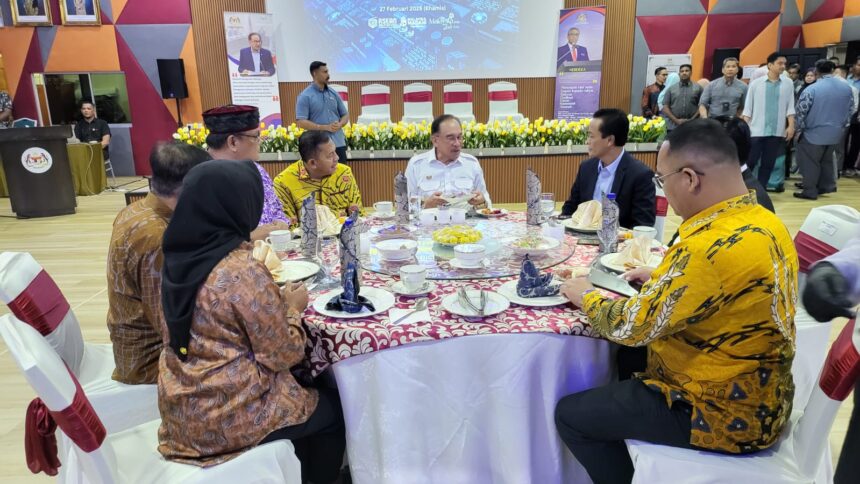 Tokoh Betawi juga Ketua Umum Bamus Betawi, Eki Pitung bersama Perdana Menteri Malaysia, Datuk Anwar Ibrahim dan tamu undangan lainnya dalam jamuan makan malam kegiatan Forum Malaysia Madani di Institut Kenegaraan Perdana Menteri Malaysia, Kuala Lumpur, pada Jumat (28/2/2025). Foto: Ist