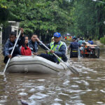 Ilustrasi, Akhibat Hujan deras warga Jakarta melintasi jalan banjir dengan perahu karet di jalan Grogol, Jakarta, Indonesia. Foto: Istock @danikancil