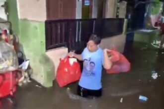 Kondisi air memasuki permukiman warga di kawasan Kebon Pala, Kecamatan Jatinegara, Jakarta Timur, pada Senin (3/3/2025) dini hari. Sejumlah warga berupaya menyelamatkan barang-barang berharganya. Foto: Ist