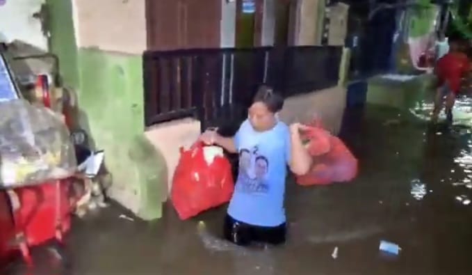 Kondisi air memasuki permukiman warga di kawasan Kebon Pala, Kecamatan Jatinegara, Jakarta Timur, pada Senin (3/3/2025) dini hari. Sejumlah warga berupaya menyelamatkan barang-barang berharganya. Foto: Ist