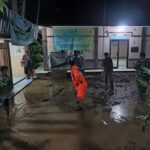 Tim BPBD Kabupaten Bogor mengevakuasi warga setempat dan melakukan pembersihan lumpur pasca banjir melanda, pada Senin (3/3/2025). Foto: BPBD Kab. Bogor