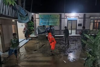 Tim BPBD Kabupaten Bogor mengevakuasi warga setempat dan melakukan pembersihan lumpur pasca banjir melanda, pada Senin (3/3/2025). Foto: BPBD Kab. Bogor