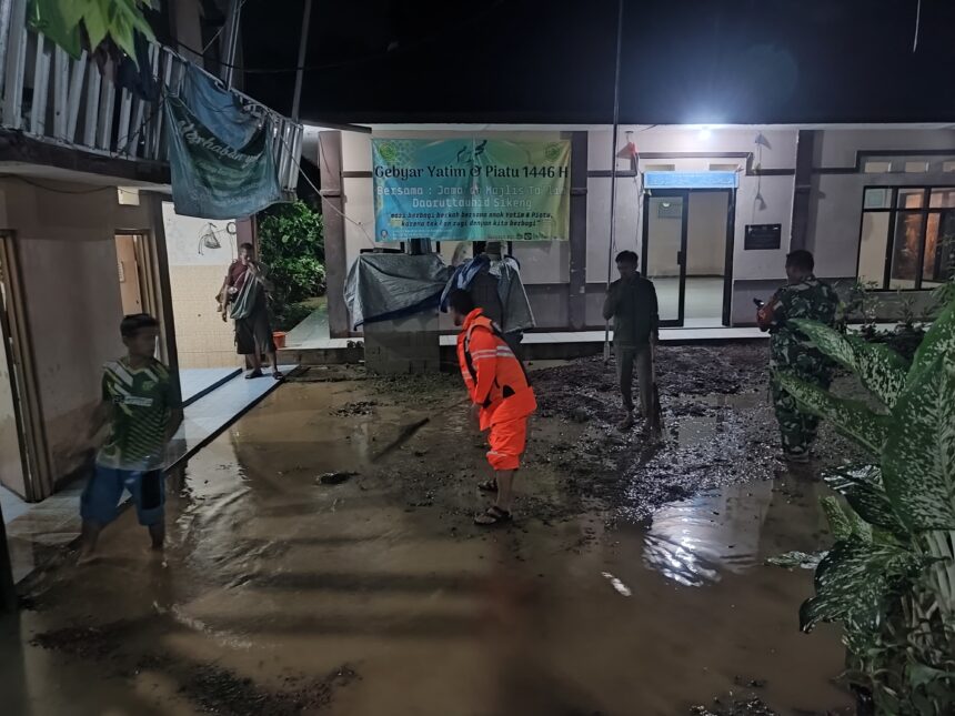 Tim BPBD Kabupaten Bogor mengevakuasi warga setempat dan melakukan pembersihan lumpur pasca banjir melanda, pada Senin (3/3/2025). Foto: BPBD Kab. Bogor