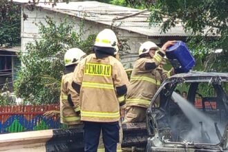 Sejumlah petugas Damkar berhasil memadamkan api yang melumat mobil Mercedes Benz milik Yudi Febriansyah bernopol E 1284 di Taman Viaduct, RT 15 RW 2, Kelurahan Klender, Kecamatan Duren Sawit, Jakarta Timur, pada Senin (3/3/2025) siang. Foto: Ist