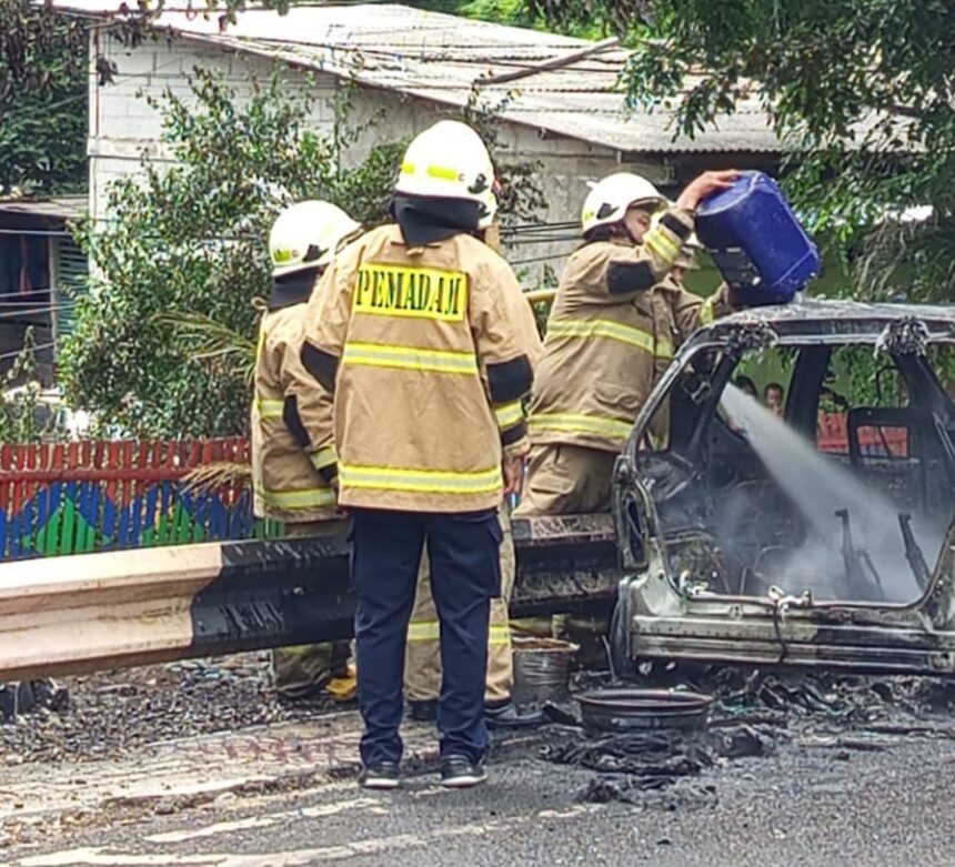 Sejumlah petugas Damkar berhasil memadamkan api yang melumat mobil Mercedes Benz milik Yudi Febriansyah bernopol E 1284 di Taman Viaduct, RT 15 RW 2, Kelurahan Klender, Kecamatan Duren Sawit, Jakarta Timur, pada Senin (3/3/2025) siang. Foto: Ist