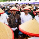 Direktur Jaringan dan Retail Banking Bank Mandiri Aquarius Rudianto bersama Menteri Koordinator Pangan Zulkifli Hasan dan sejumlah menteri Kabinet Merah Putih di sela kegiatan panen raya di Ngawi, Jawa Timur, Senin (3/3/2025). Foto: Bank Mandiri