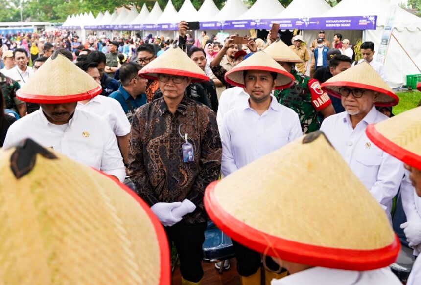 Direktur Jaringan dan Retail Banking Bank Mandiri Aquarius Rudianto bersama Menteri Koordinator Pangan Zulkifli Hasan dan sejumlah menteri Kabinet Merah Putih di sela kegiatan panen raya di Ngawi, Jawa Timur, Senin (3/3/2025). Foto: Bank Mandiri